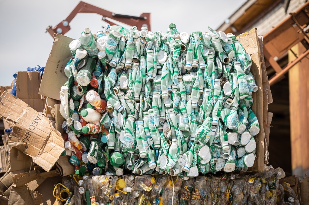 Утилизация в бюджетных учреждениях. Пластиковые отходы. Утилизация пластмассовых отходов. Вторсырьё пластик. Переработка вторичного сырья.